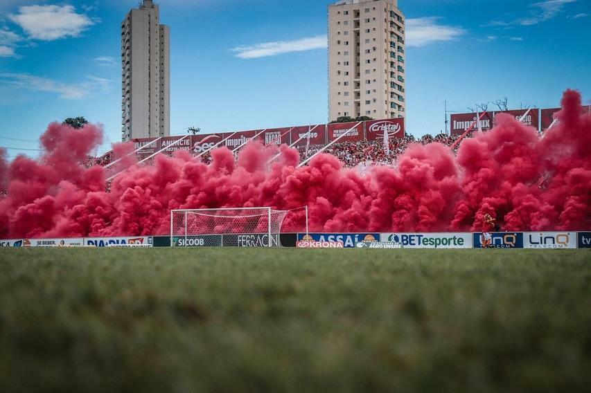 O Vila Nova recebe o Athletico-PR pela Série B, às 18h30